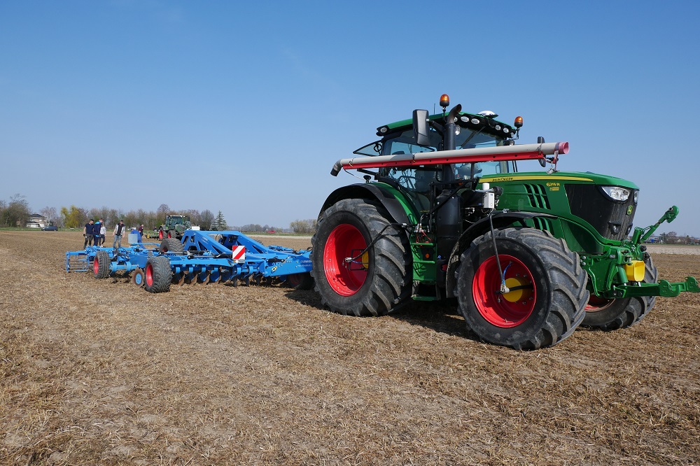 Gespot: Zaaibedbereiding op NKG-akker met Lemken Koralin