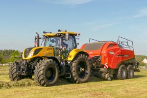 De New Holland T7.230 en Kuhn SB 1270 X van loonbedrijf Peeters