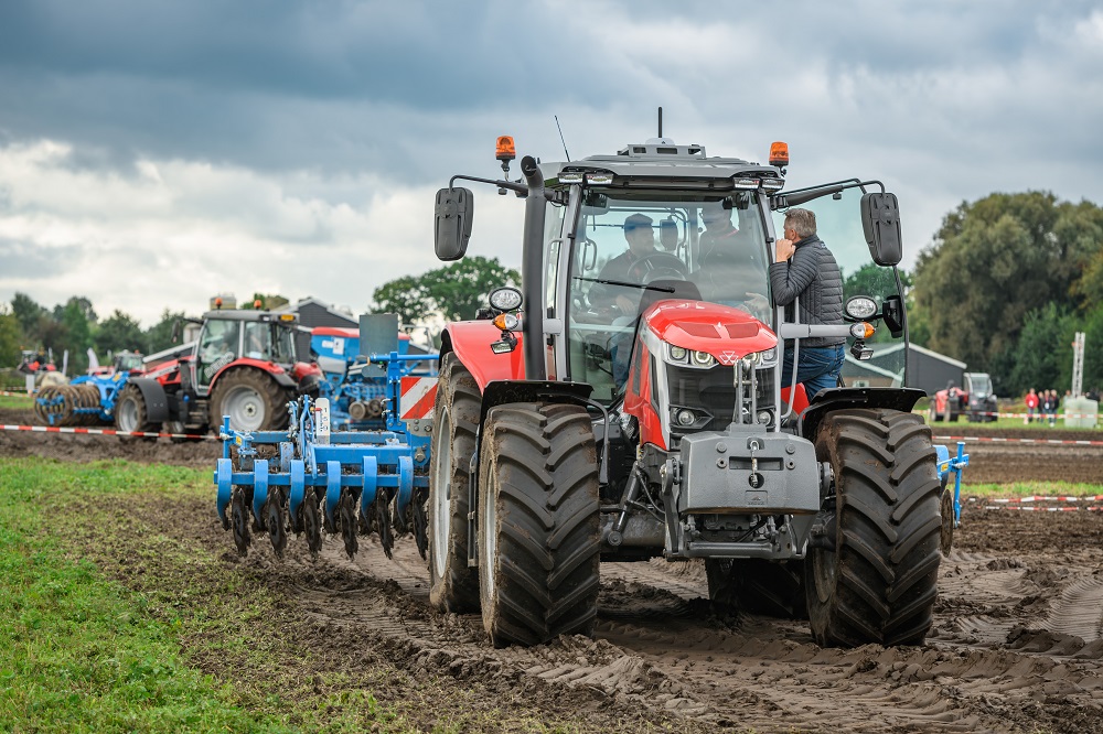 Drie dagen rijden en beleven tijdens de Massey Ferguson Try & Drive eXperience, een mooie gelegenheid om zelf de prestaties, specificaties en comfort van het Massey Ferguson productgamma te ervaren. Velen hebben deze kans niet aan zich voorbij laten gaan en kwamen naar Hoevelaken voor de Try & Drive eXperience.